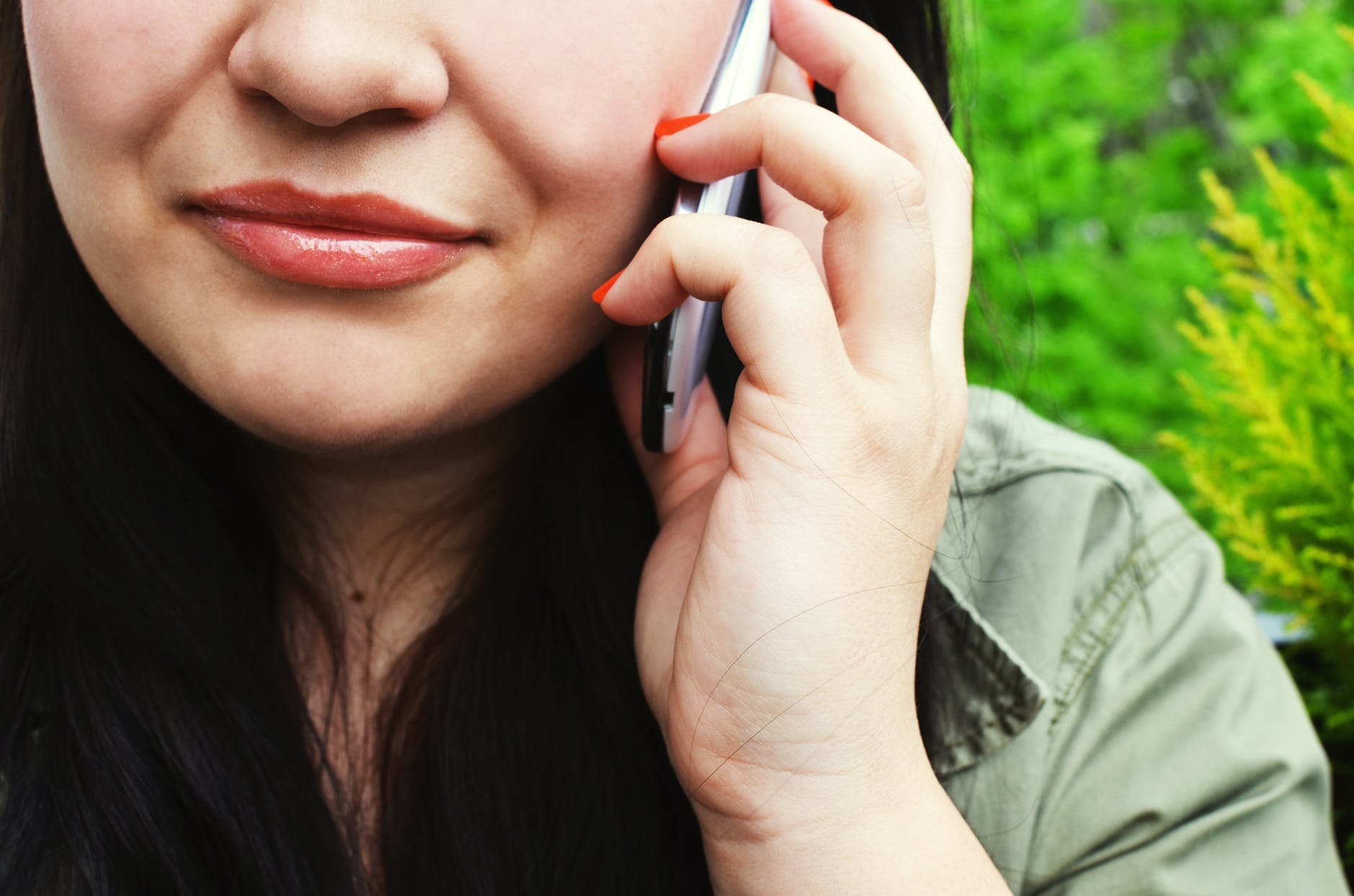 person woman smartphone calling.jpg?resize=412,275 - Nord: Attention aux arnaques téléphoniques venant du Mali et qui coûtent très chères