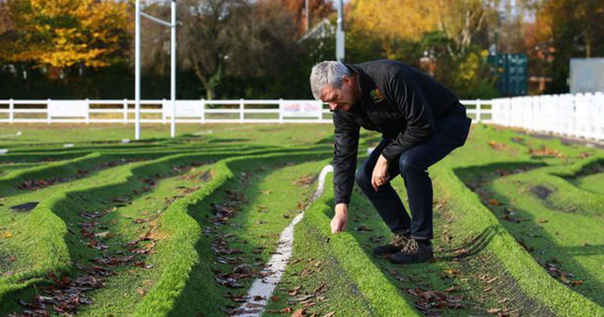 pitch ruined flood.jpg?resize=412,275 - Ce terrain de rugby en gazon artificiel a été complètement détruit par la pluie