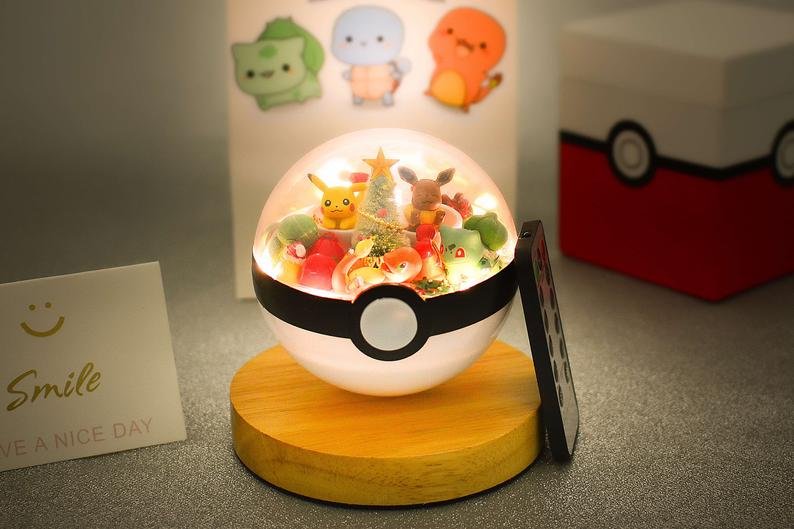 pokemon1.jpg?resize=1200,630 - On a déniché l'accessoire ultime pour votre table de nuit: la veilleuse de Noël Pokémon