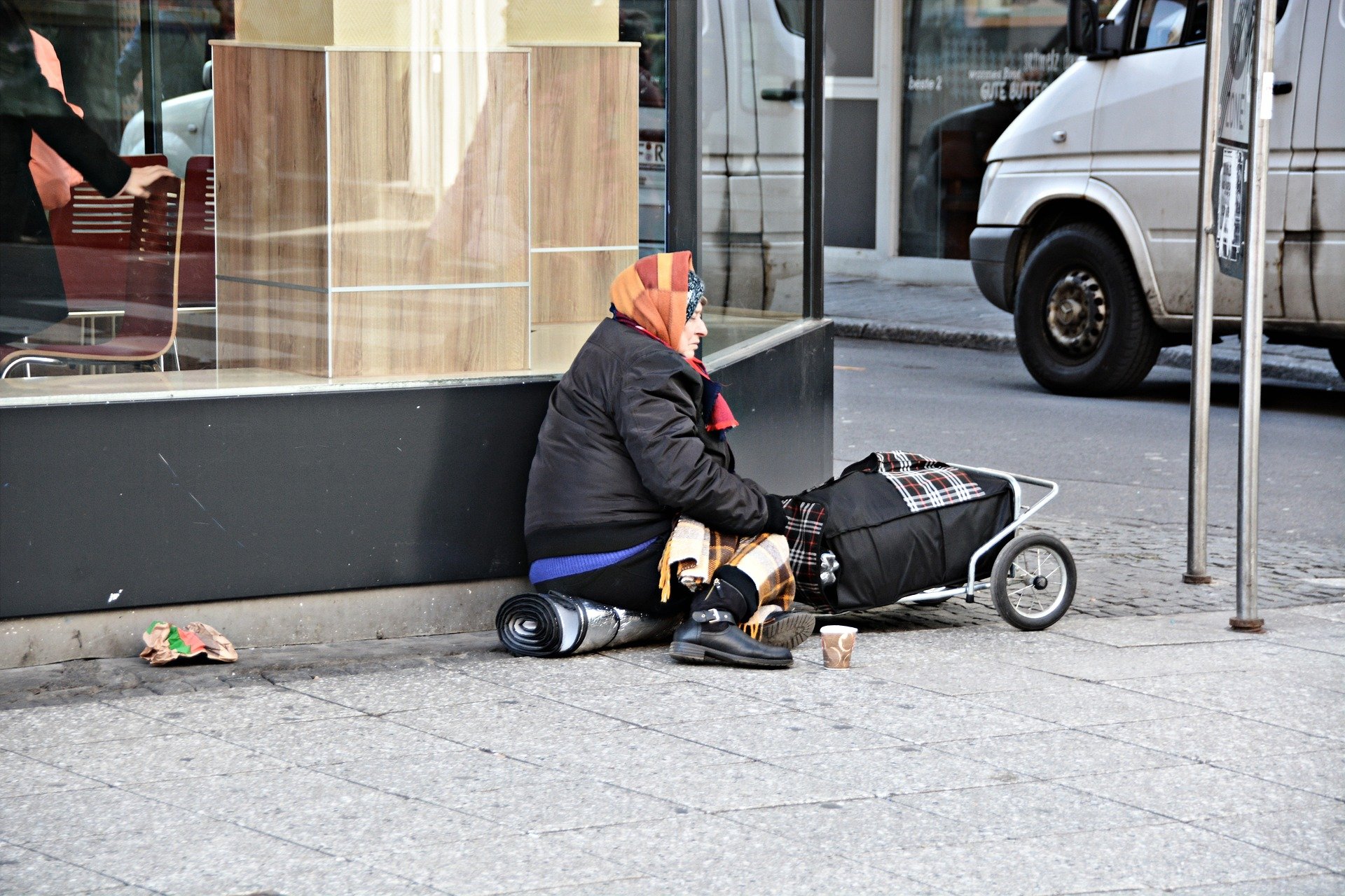 poverty 1423343 1920.jpg?resize=1200,630 - Toulouse: Un homme a donné 70 centimes à une mendiante puis s'est fait verbaliser de 100 euros