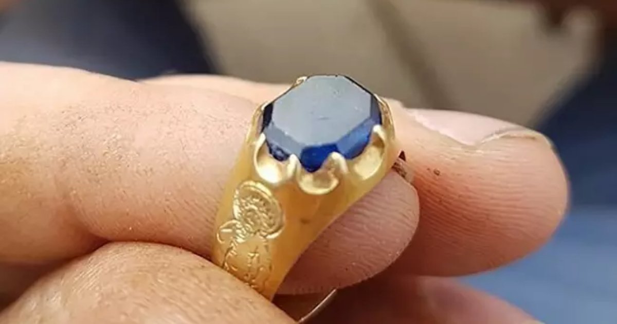 ring6.png?resize=412,232 - Lucky Man Found An Engraved Medieval Sapphire Ring While Out With His Metal Detector