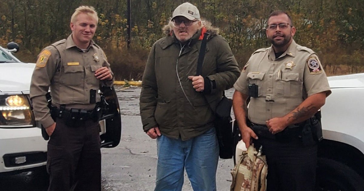 untitled 1 65.jpg?resize=412,275 - Deputies Helped An Elderly Vet Who Was Trying To Walk 100 Miles To His Doctor’s Appointment With An Oxygen Tank