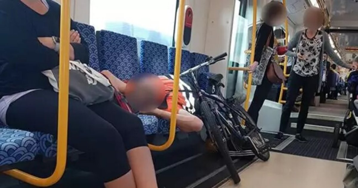 untitled design 14.png?resize=412,275 - Une mère et son bébé forcés de rester debout dans le train pendant qu'un égoïste occupait 4 sièges