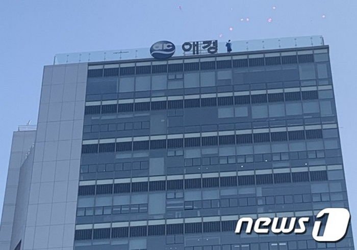 방금 전 ‘홍대 입구’ 쇼핑몰 옥상에서 20대 남성 투신 시도