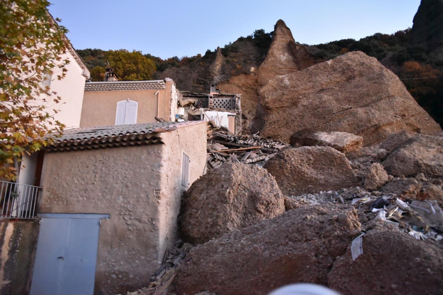 78208856 605855976620630 272158565580406784 o.jpg?resize=1200,630 - Provence : un énorme rocher s'écroule sur trois maisons dans le village des Mées