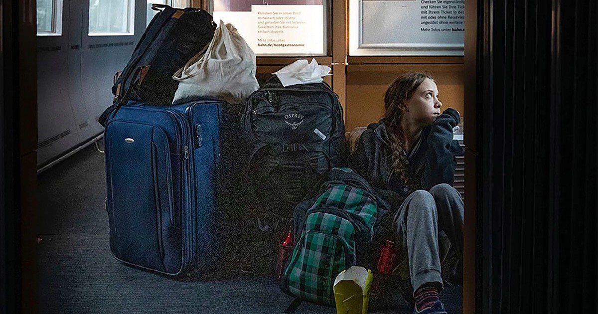 a 72.jpg?resize=1200,630 - Greta Thunberg a expliqué la photo d'elle assise sur le sol d'un train surchargé