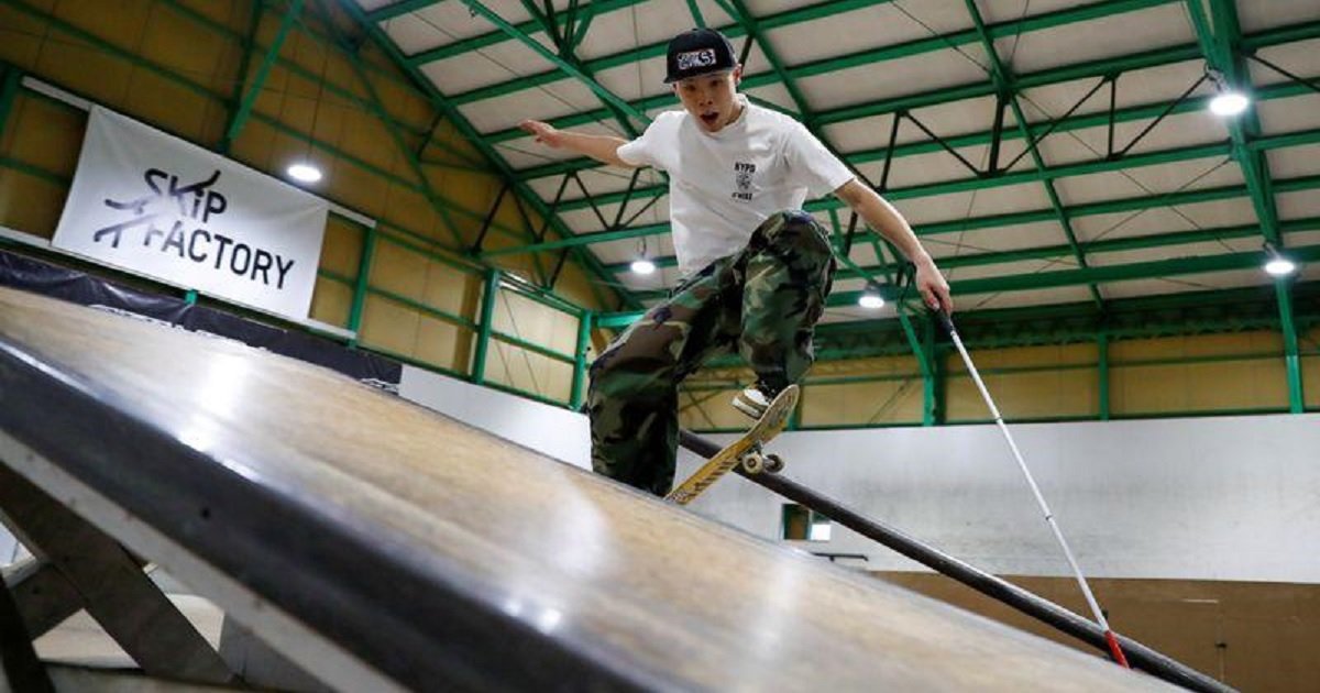 b3 8.jpg?resize=1200,630 - Blind Skateboarder Relies On His Cane As A Guide When He Skateboards