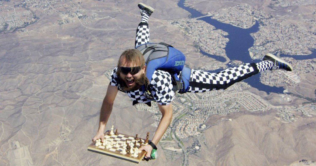 chessdiving.jpg?resize=412,275 - Skydiving Chess Master’s Incredible ‘Chessdive’