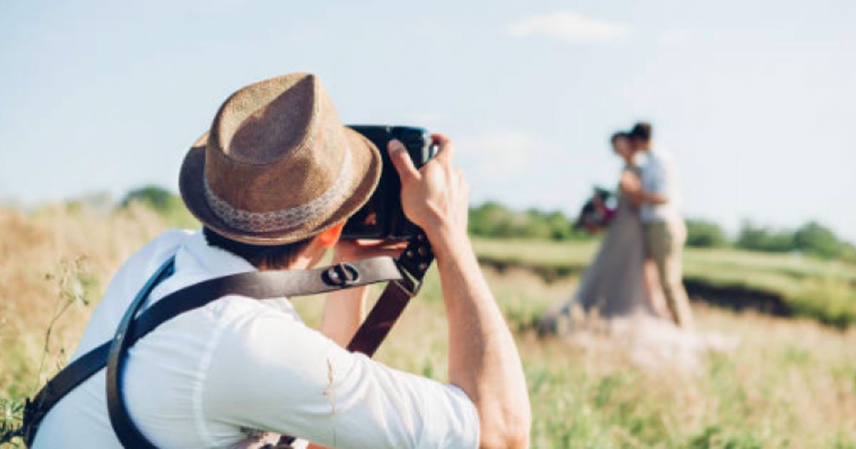 couple weird cluase photographer.jpg?resize=412,275 - Photo de mariage: des jeunes mariés souhaitaient que le photographe les remboursent si ils divorçaient