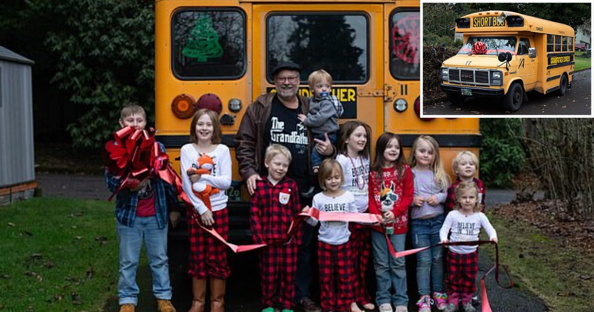 d2.png?resize=412,275 - Un grand-père achète un bus scolaire pour déposer ses 10 petits-enfants à l'école