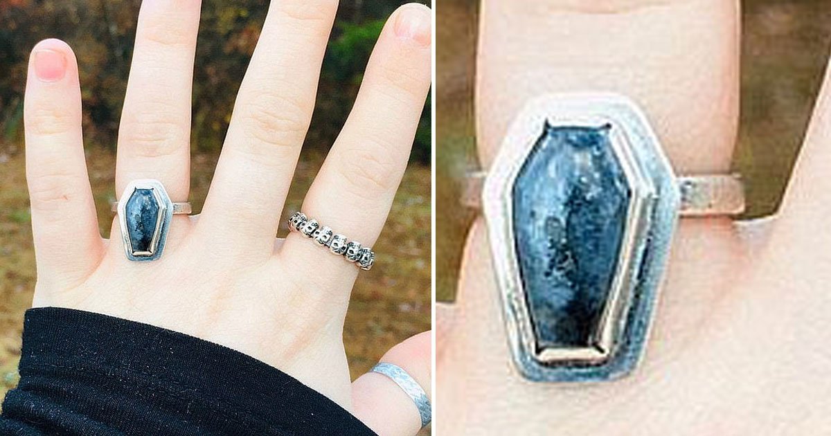 engagement ring slammed online.jpg?resize=1200,630 - Les internautes sur Facebook ont vivement critiqué cette bague de fiançailles en forme de cercueil