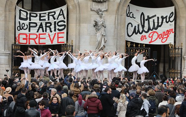 epoch times.jpg?resize=1200,630 - Les grévistes de l'Opéra Garnier ont interprété un extrait du "Lac des cygnes" sur le parvis de l'édifice