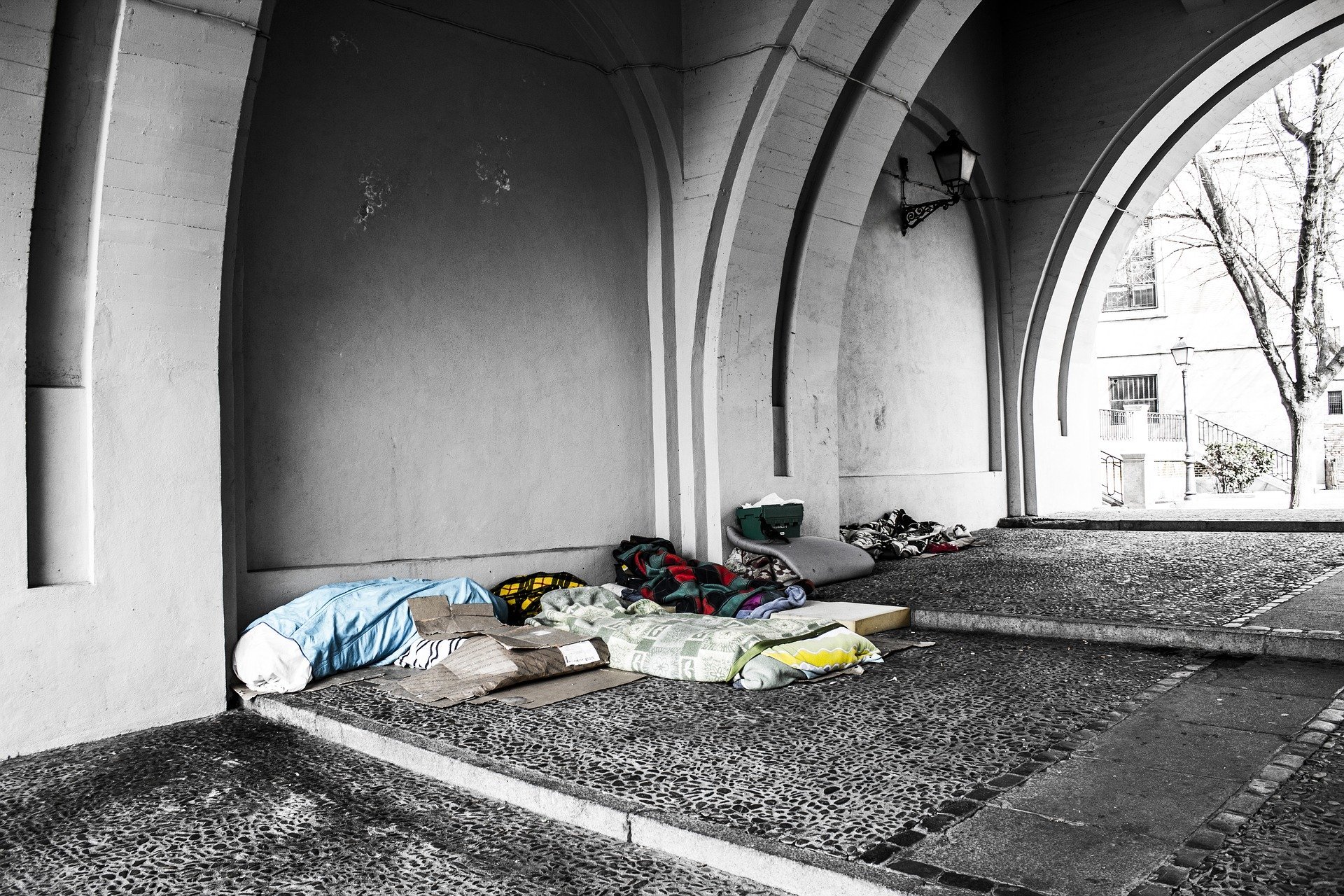 homeless 2090507 1920.jpg?resize=1200,630 - Plus de 500 enfants dorment chaque nuit dans la rue à Paris