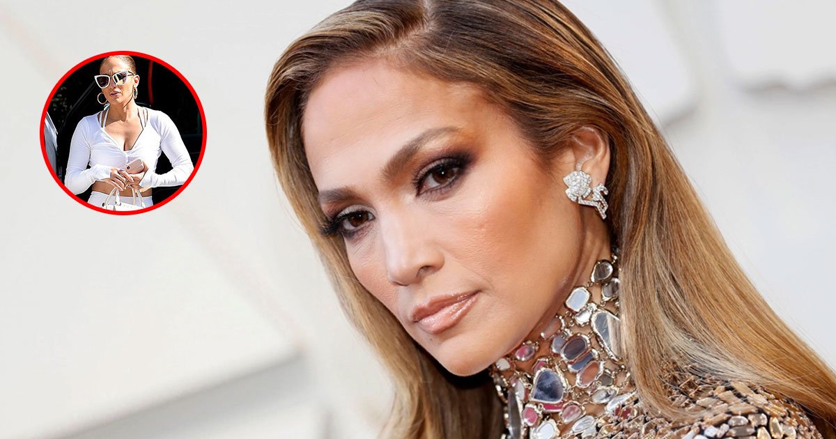 jennifer lopez showed off her incredibly ripped physique in white attire.jpg?resize=412,275 - Jennifer Lopez montre sa silhouette incroyable dans une tenue de gym blanche