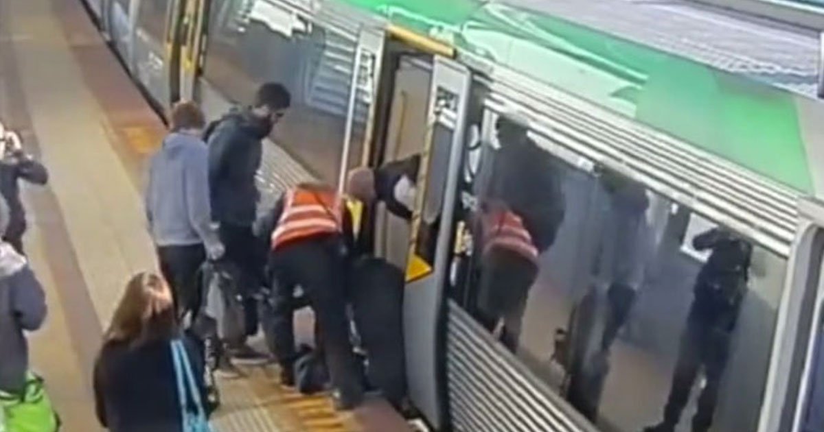 man leg stuck train.jpg?resize=412,275 - Hundreds Of People Helped A Man Free His Leg At A Railway Station