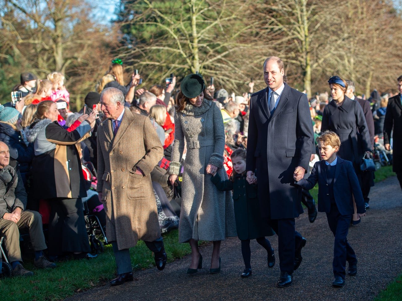 royal xmas.jpeg?resize=1200,630 - La princesse Charlotte enlaçant une inconnue suscite de vives critiques à l'encontre de Kate Middleton