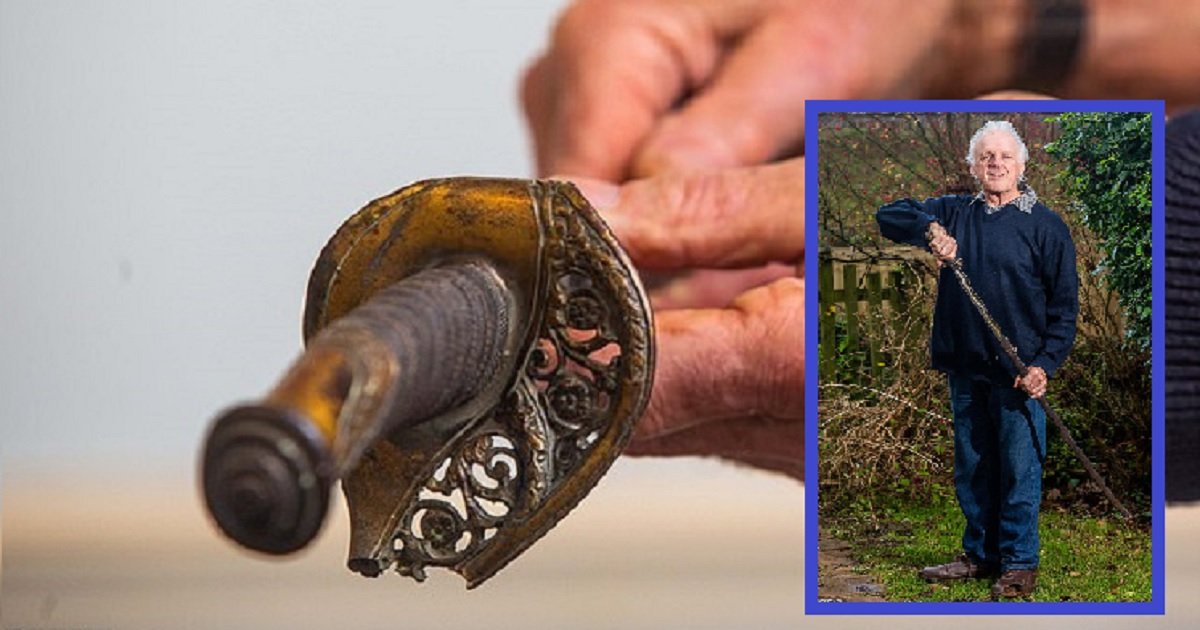 s3 2.jpg?resize=1200,630 - Un homme de 81 ans a déterré une épée datant du XIXe siècle qu'il avait enterrée à l'âge de 11 ans