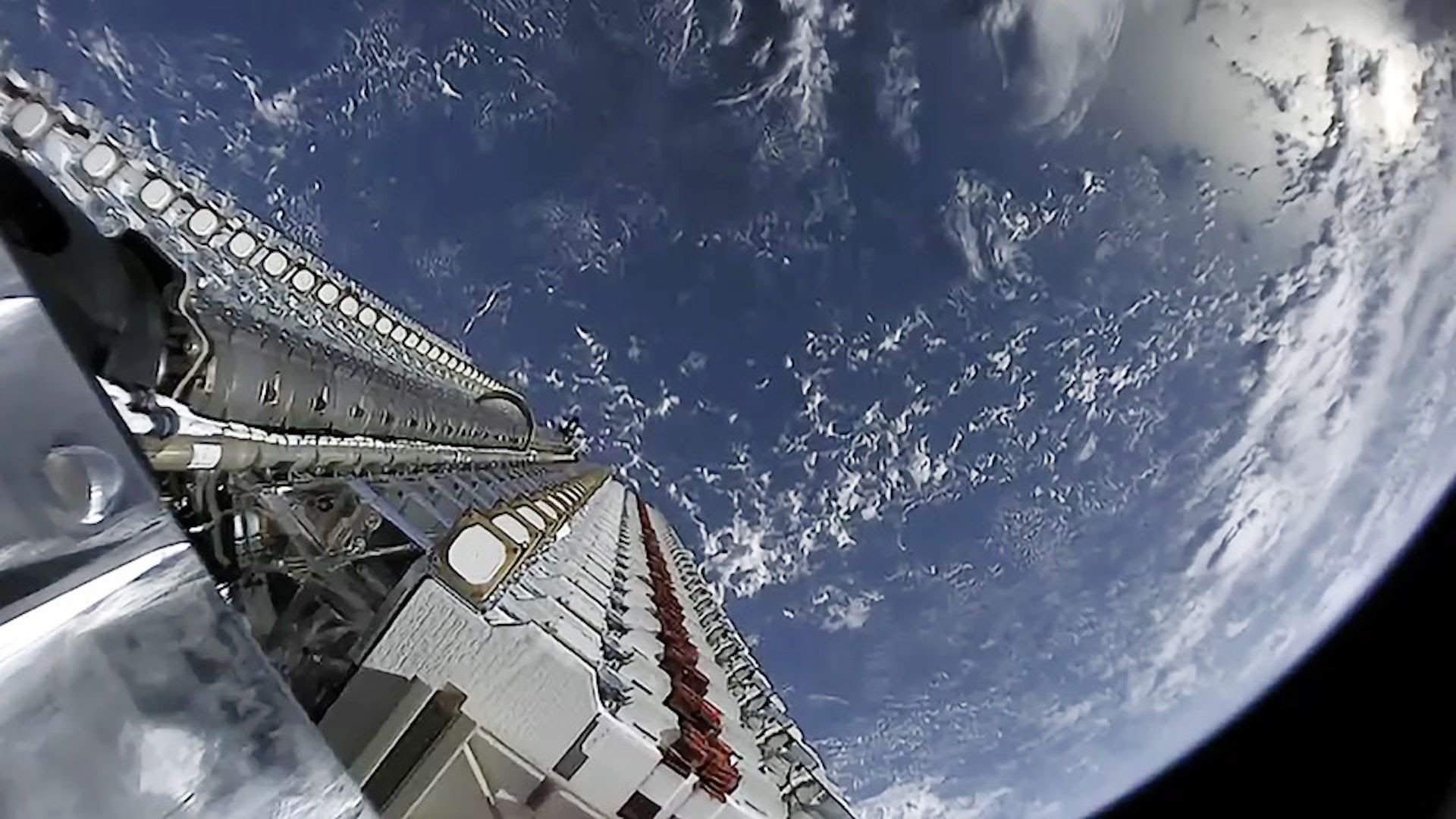 sat.jpg?resize=412,275 - Conquête spatiale: Amazon veut aussi mettre des satellites en orbite à basse altitude