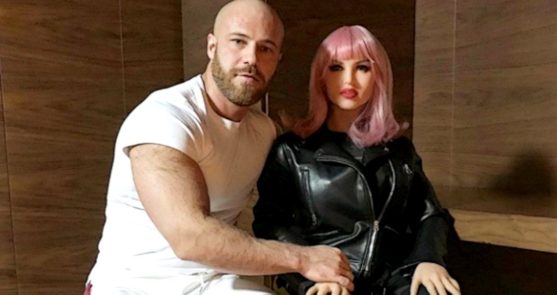 this actor and bodybuilder is marrying his doll.jpg?resize=412,275 - Un acteur bodybuilder a annoncé qu'il épouserait sa poupée en plastique