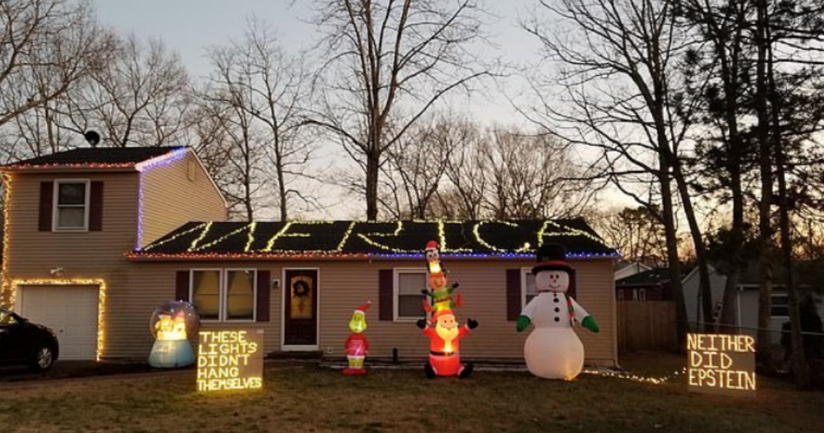 untitled design 1 5.png?resize=1200,630 - Homeowner Took Christmas Decorations To A New Level By Making It Controversial 