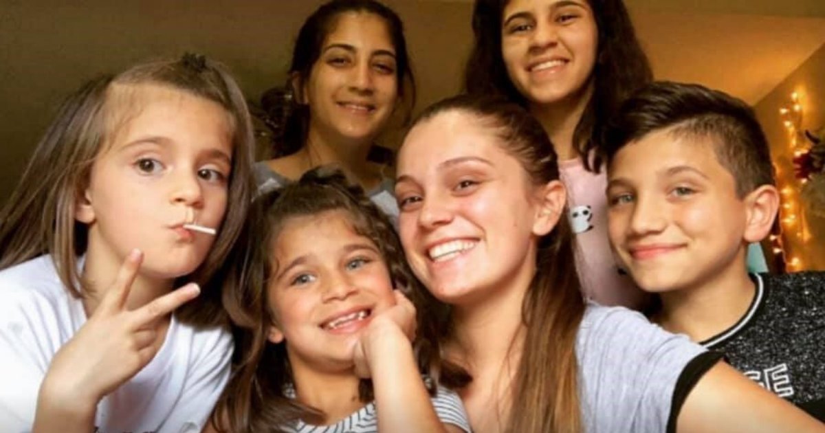 Teen Girl Raised Five Siblings After Her Parents Passed Away Just Years