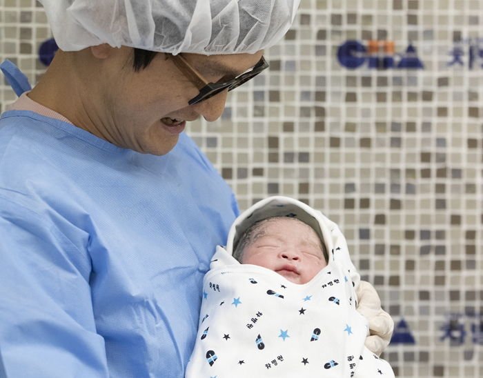 2020년 되자마자 대한민국서 태어난 첫 번째 아기는 3.38kg의 남자아이