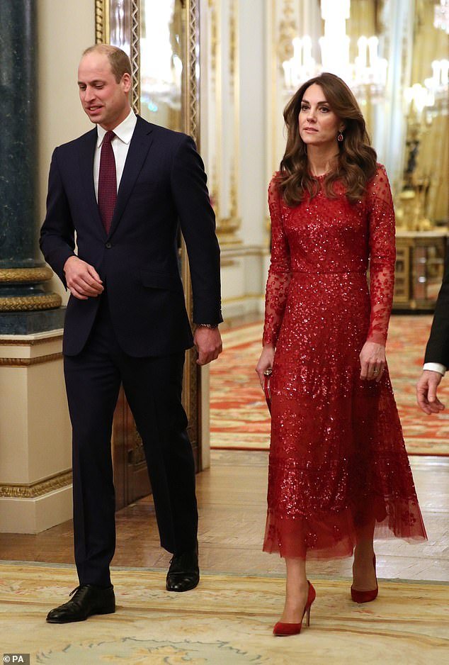 Kate Middleton, 38 ans, a enfilé une superbe robe à paillettes rouge cerise de £ 410 par Needle & Thread à son arrivée au Buckingham Palace ce soir au Royaume-Uni-Afrique Investment Summit