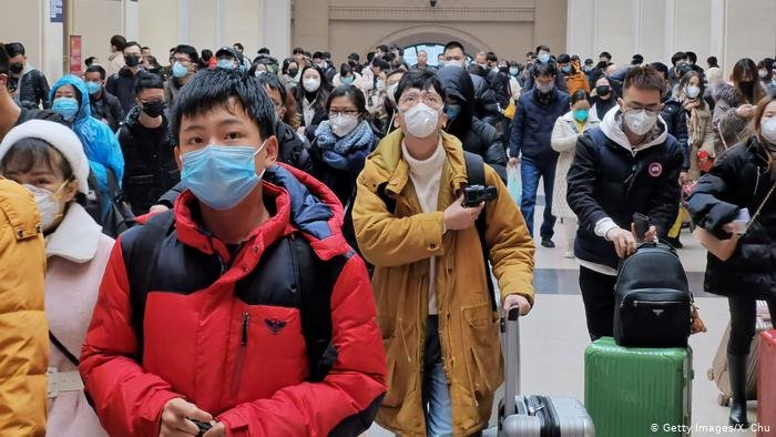 Habitantes de Wuhan se protegen con mascarillas para evitar contagios. (22.01.2020).