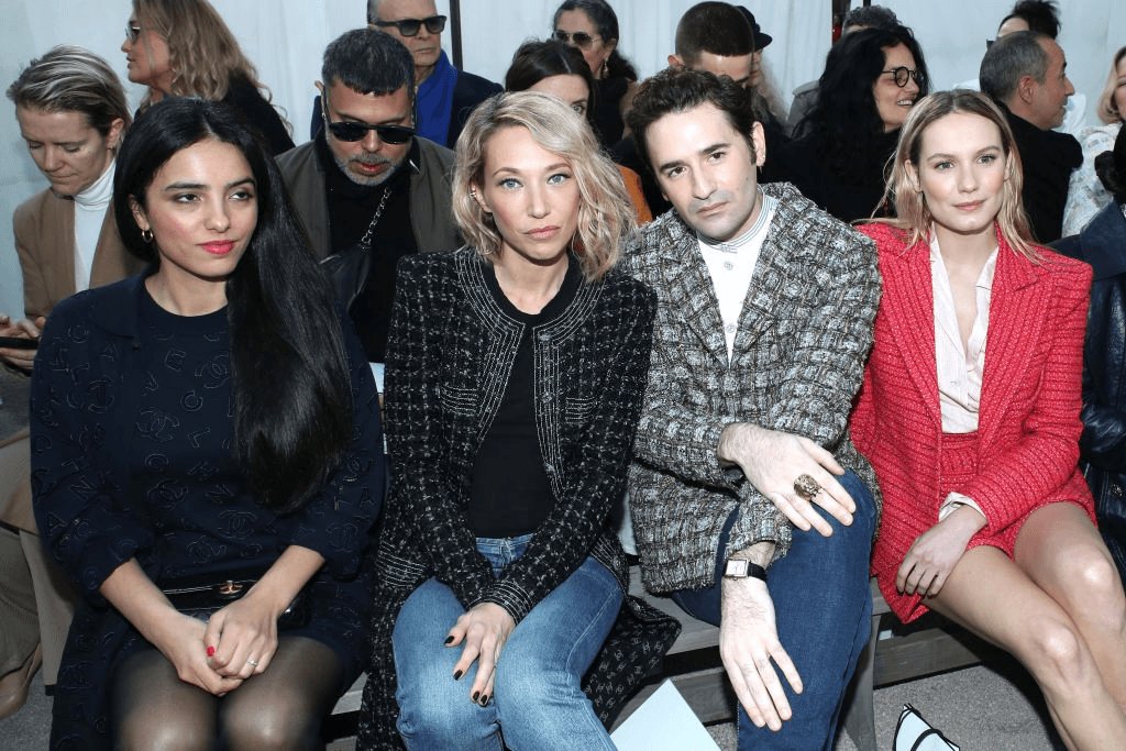 32c1b6aa739e50fd77e771141832083b13594191579622427.png?resize=412,232 - Paris Fashion Week : Laura Smet a la classe dans un élégant manteau noir lors du défilé Chanel