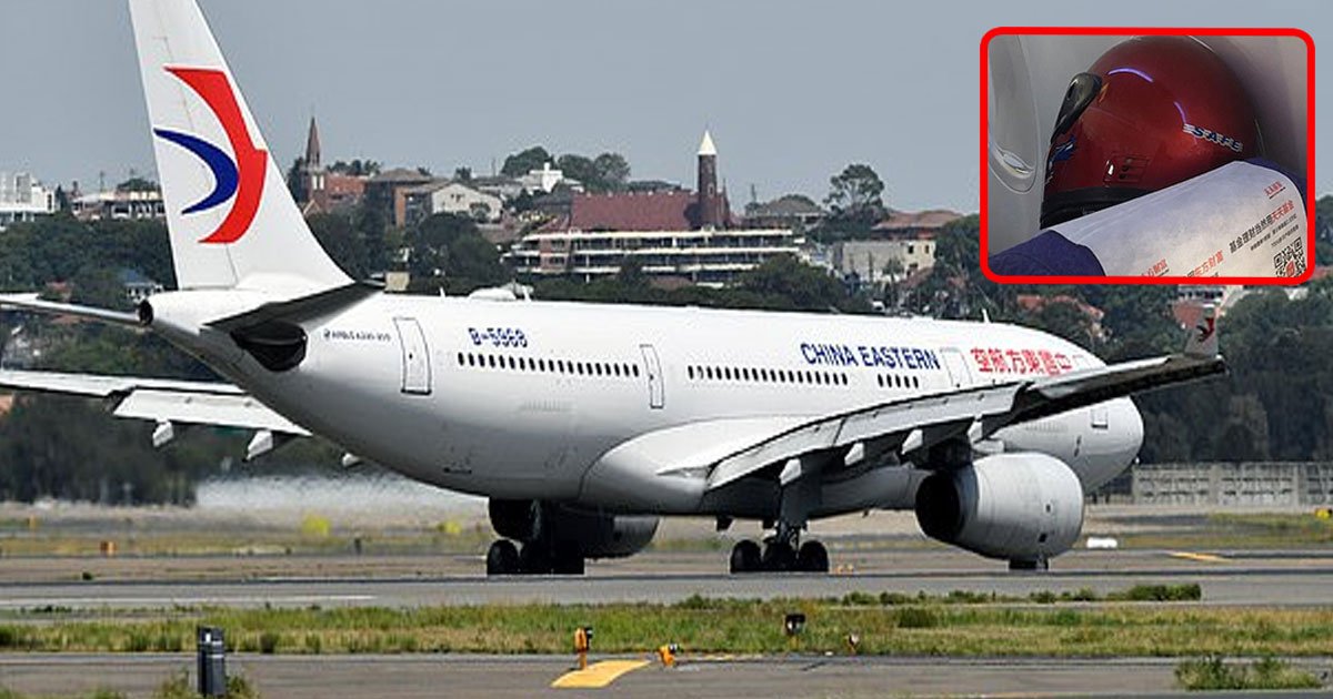 a passenger wore a motorbike helmet on a flight to protect himself from coronavirus.jpg?resize=412,275 - A Man Wore A Motorbike Helmet On A Flight To Protect Himself From Coronavirus