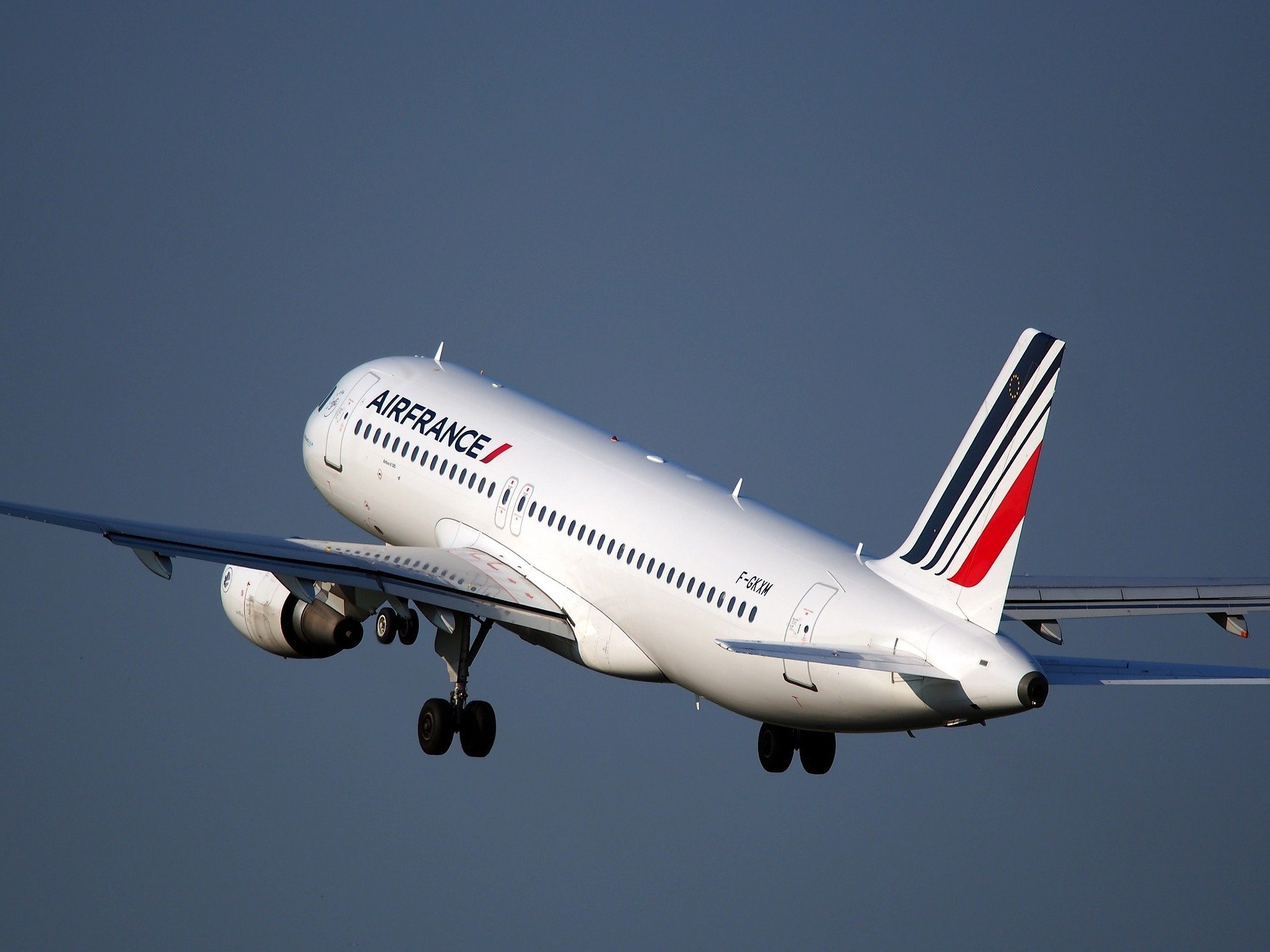 airplane 1995432 1920.jpg?resize=1200,630 - Paris : Un enfant retrouvé mort dans le train d'atterrissage d'un avion d'Air France à Roissy