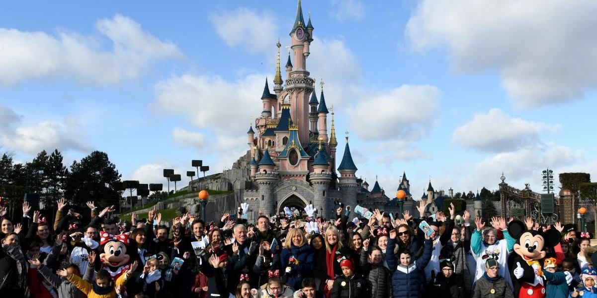 brigitte macron.jpg?resize=412,232 - Pièces Jaunes: Brigitte Macron était très classe pour s'éclater à DisneyLand