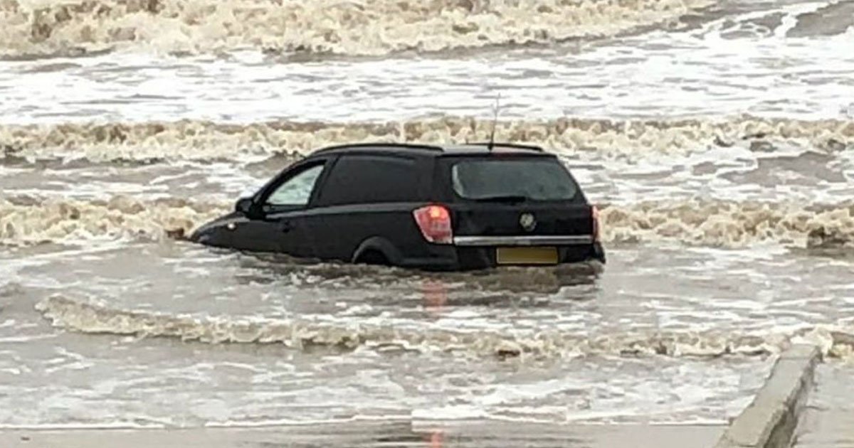 car stuck blackpool beach.jpg?resize=412,275 - Video Of A Car Floating In The Water On Blackpool Beach After Storm Brendan Hits the UK