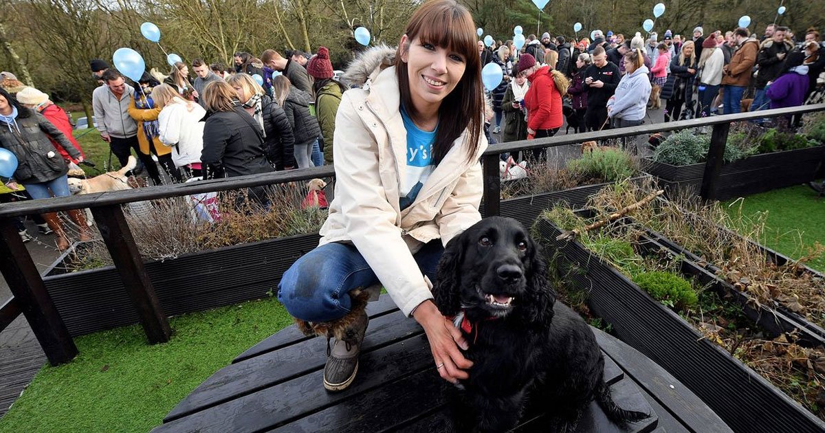 hundreds joined the owner of terminally ill cocker for his final trip to the park.jpg?resize=412,275 - Des centaines de personnes accompagnent ce cocker pour sa dernière promenade