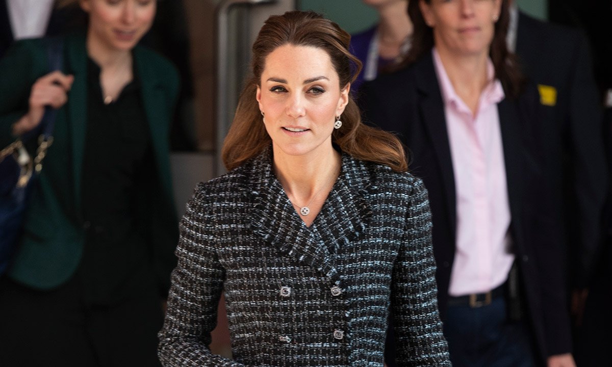 kate middleton evelina t.jpg?resize=412,232 - Kate Middleton éblouit dans tenue Dolce & Gabbana recyclée pour la visite d'un hôpital