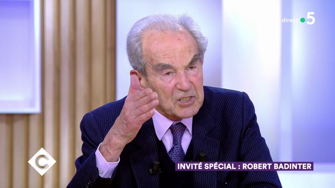 maxresdefault 21.jpg?resize=412,275 - Robert Badinter est en colère contre les manifestants exhibant la tête du Président sur une pique