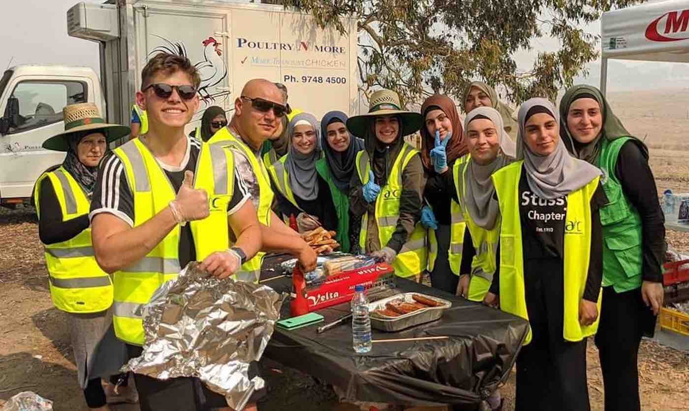 muslim1.jpg?resize=1200,630 - Australie: un groupe de musulmans prépare des repas pour les pompiers qui luttent contre les incendies