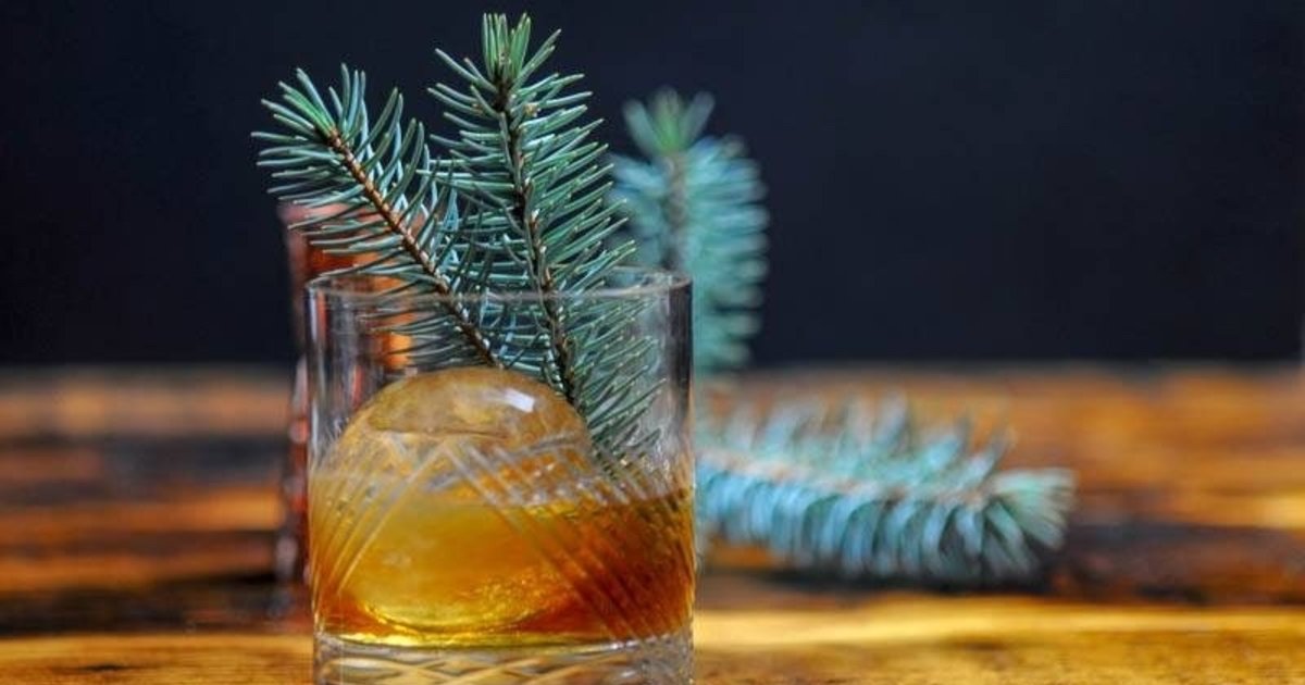 pine old fashioned 4 800x5311.jpg?resize=1200,630 - Comment préparer de délicieux cocktails avec les aiguilles de votre sapin de Noël