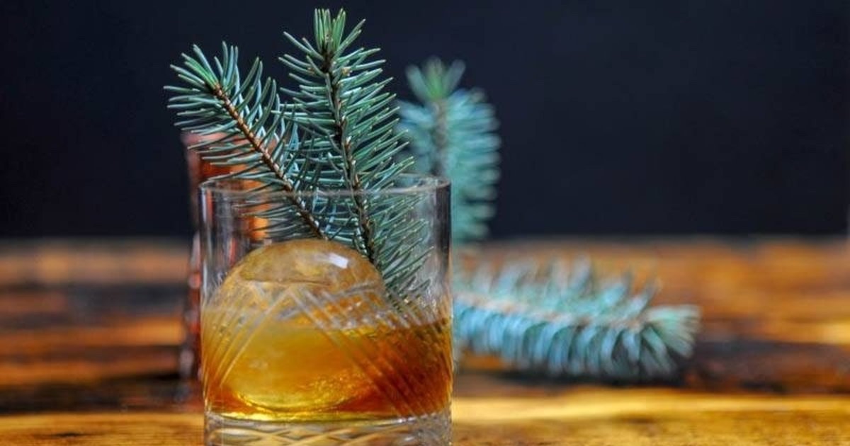 pine old fashioned 4 800x5311.jpg?resize=412,232 - Comment préparer de délicieux cocktails avec les aiguilles de votre sapin de Noël