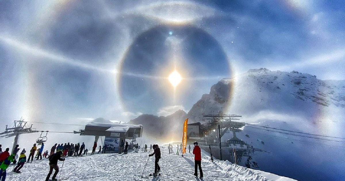 s3 7.jpg?resize=412,275 - Photographer Captured A Stunning Solar "Ice Halo" During A Ski Trip