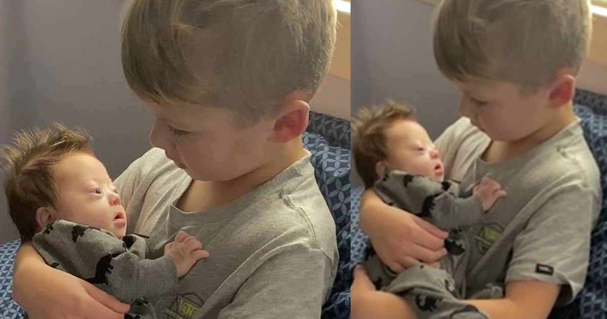 six year old boy cradles his baby brother born with downs syndrome and sings a song for him.jpg?resize=412,275 - Un beau moment d'amour: Ce jeune garçon de six ans berce son petit frère trisomique