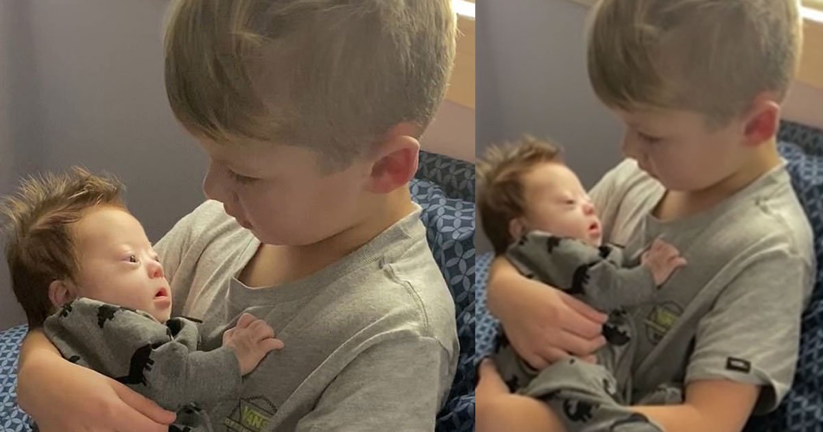 six year old boy cradles his baby brother born with downs syndrome and sings a song for him.jpg?resize=412,232 - Un beau moment d'amour: Ce jeune garçon de six ans berce son petit frère trisomique