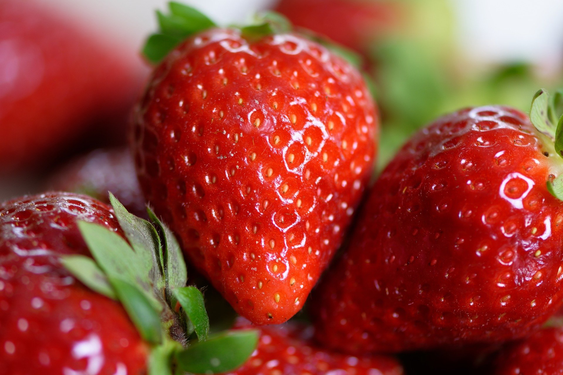 strawberries 4330211 1920.jpg?resize=1200,630 - Tendances cheveux : Essayez-vous au "Strawberry blonde" pour rafraîchir votre look cette saison !