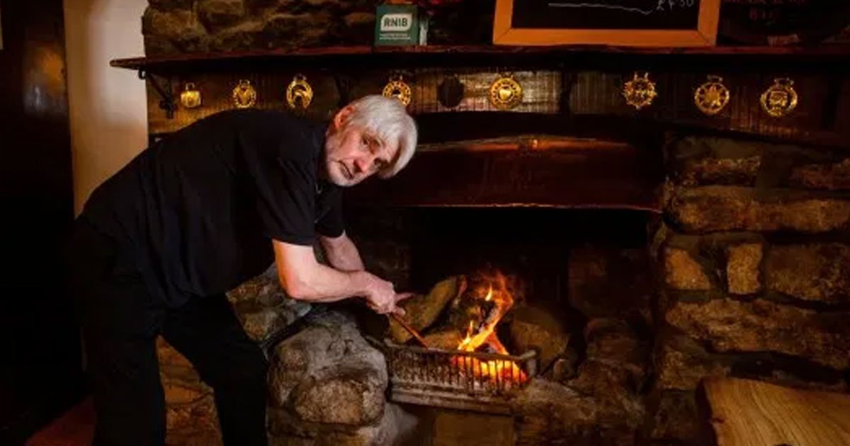 the landlord of a pub claimed fire is burning in the hearth continuously for the past 174 years.jpg?resize=412,232 - Pub Owner Claimed The Fire Has Been Kept Burning In The Hearth For Past 174 Years