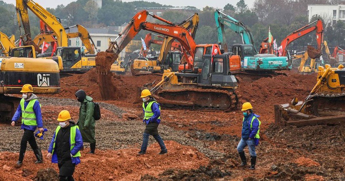 timelapse video shows incredible progress of chinas coronavirus hospital after just four days of construction.jpg?resize=412,275 - Builders In China Are Working Hard To Build New Hospitals In Wuhan