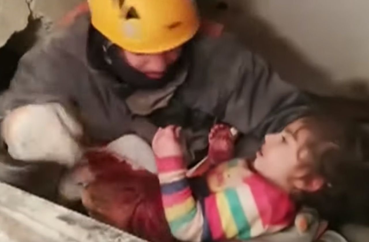 turquie fille.jpg?resize=1200,630 - Miracle: Une fillette de 2 ans a été sauvée des décombres 28 heures après le séisme qui a ravagé la Turquie