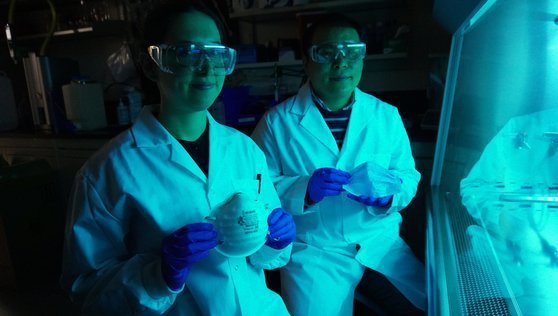 최효직 교수(오른쪽)와 그의 연구실 제자 일라리아 루비노가 연구실에서 함께 포즈를 취했다. [사진 캐나다 앨버타대]