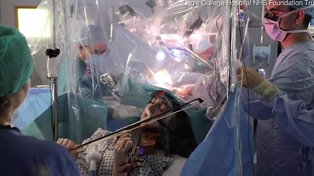 An incredible video shows Dagmar Turner, 53, playing the violin while surgeons at King
