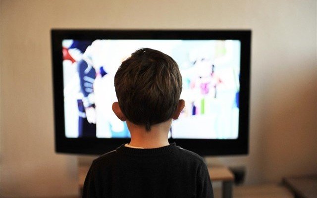 Resultado de imagen de niño viendo tele
