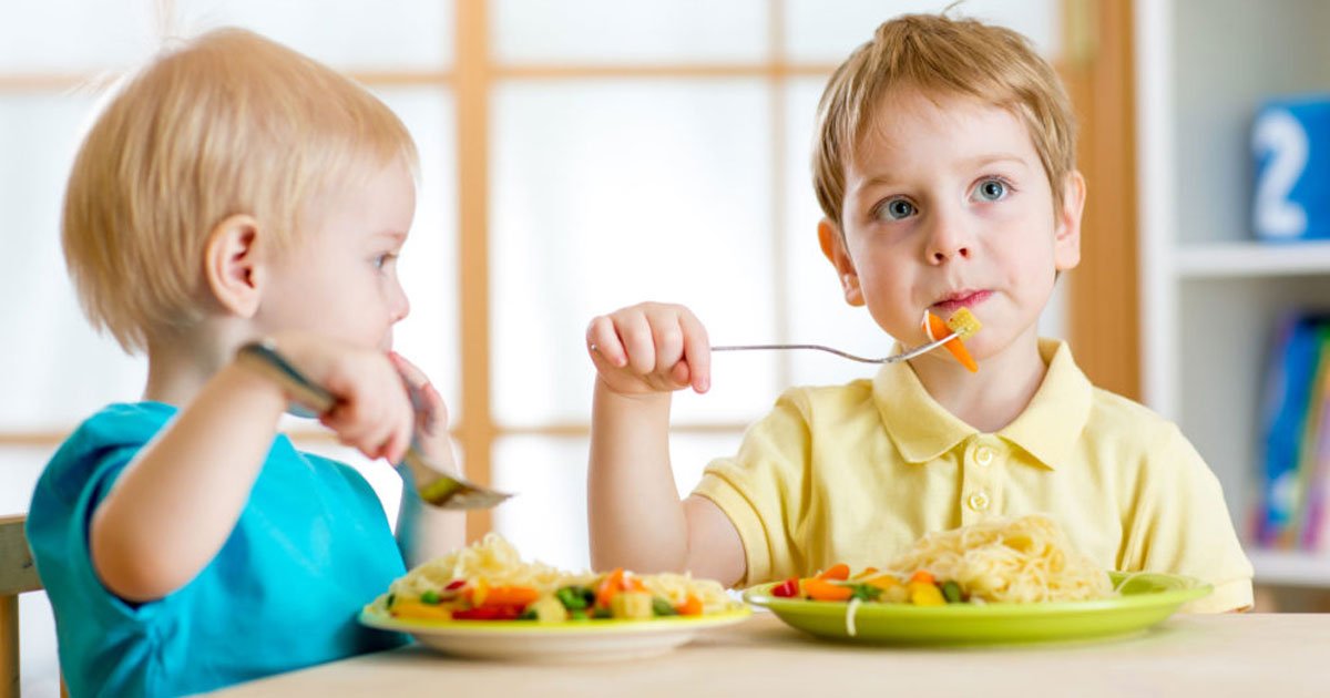 5 reasons why serving your kids dinner early is a great idea.jpg?resize=412,275 - Des parents ont expliqué pourquoi servir le dîner tôt aux enfants n'est pas une si mauvaise idée